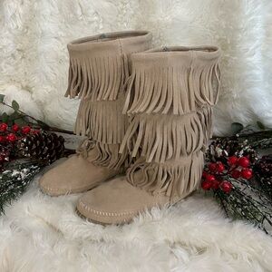 Minnetonka boots size 9 good condition